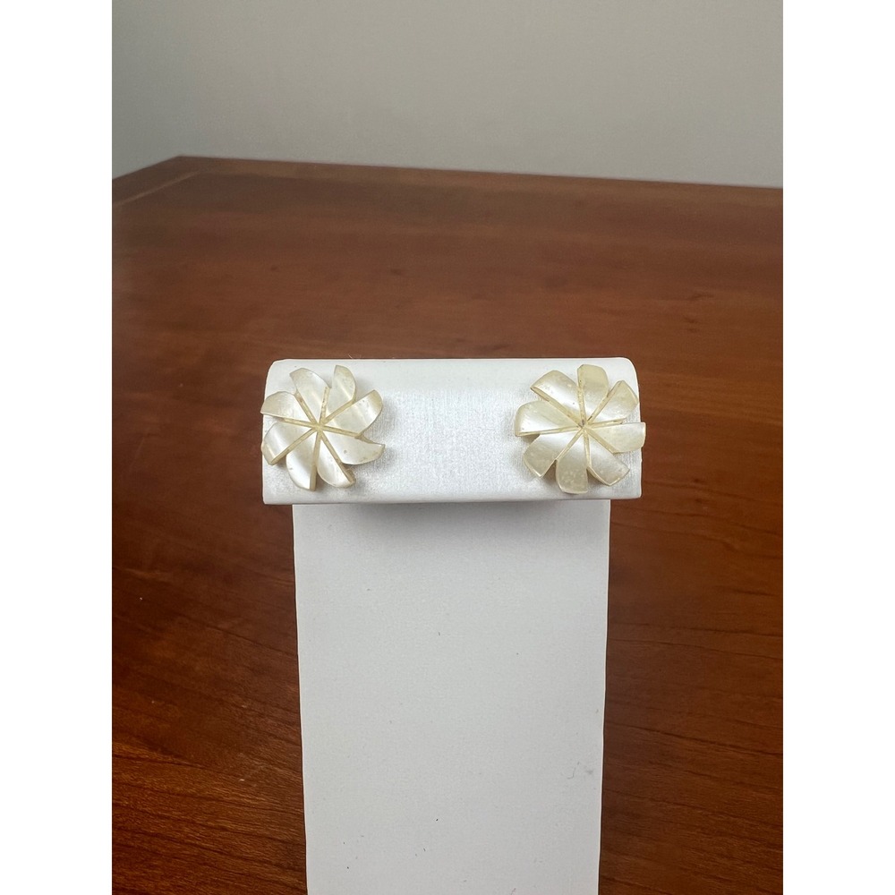 Vintage Carved Mother of Pearl Flower Stud Earrings Cream Iridescent Pinwheel